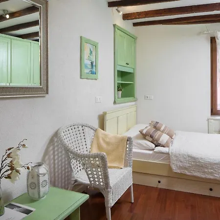 아파트 By Irundo 로비니