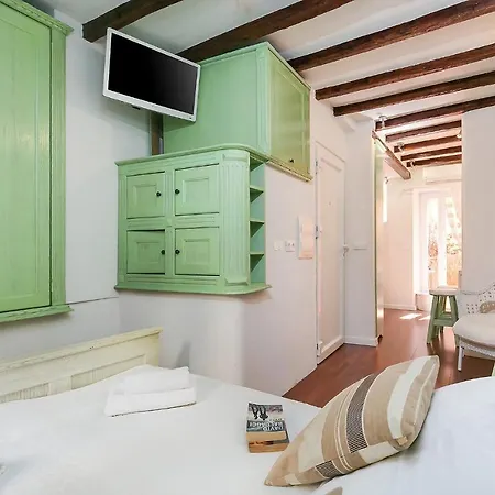 By Irundo * 로비니