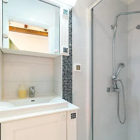 By Irundo Apartment *