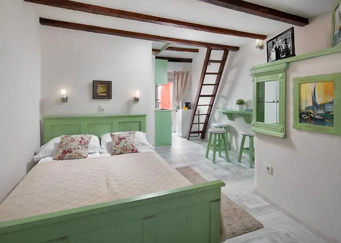 By Irundo * Ρόβινι